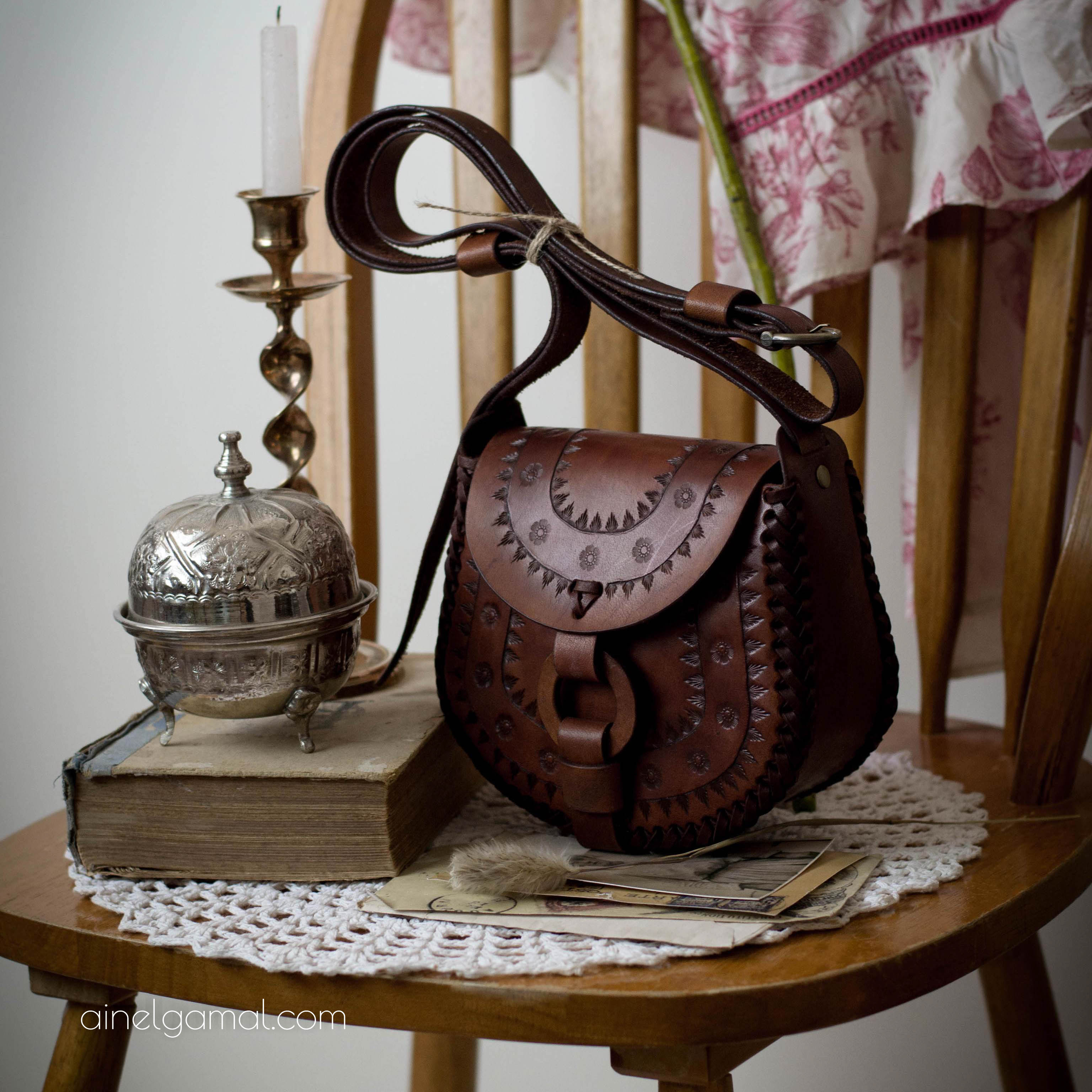 شنطة مصنوعه ومصبوغه ومنحوته يدوي Handmade and hand-dyed tooled leather purse Length 17cm Width 7cm Strap length (max) 133cm